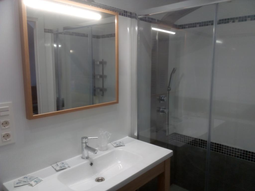 Hotel Ria De Bilbao Bagian luar foto