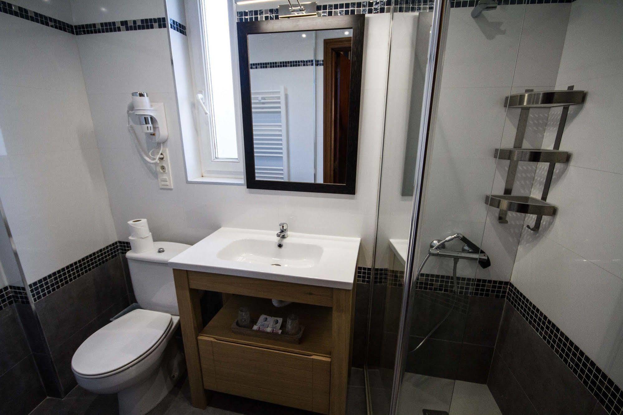 Hotel Ria De Bilbao Bagian luar foto